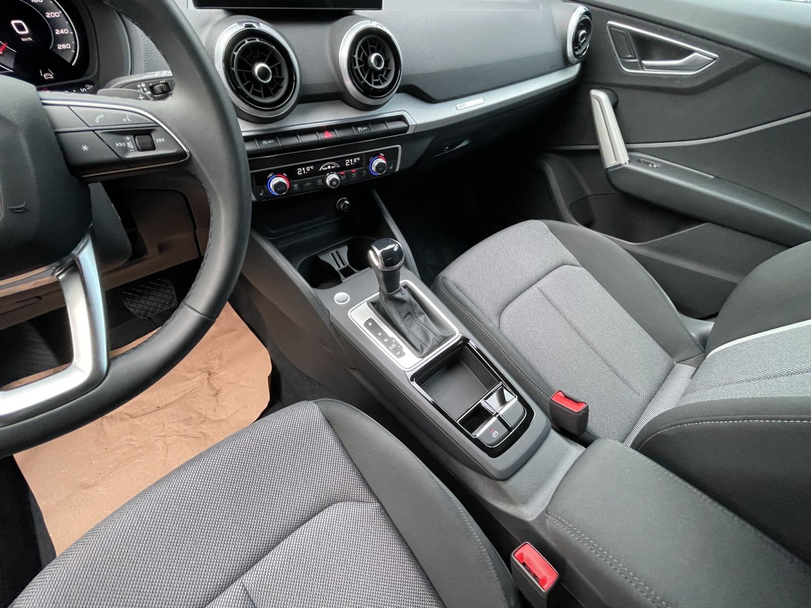 Audi - Q2_15
