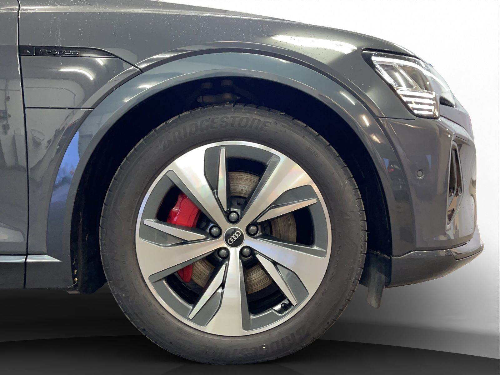 Audi - Q8 Sportback e-tron_9