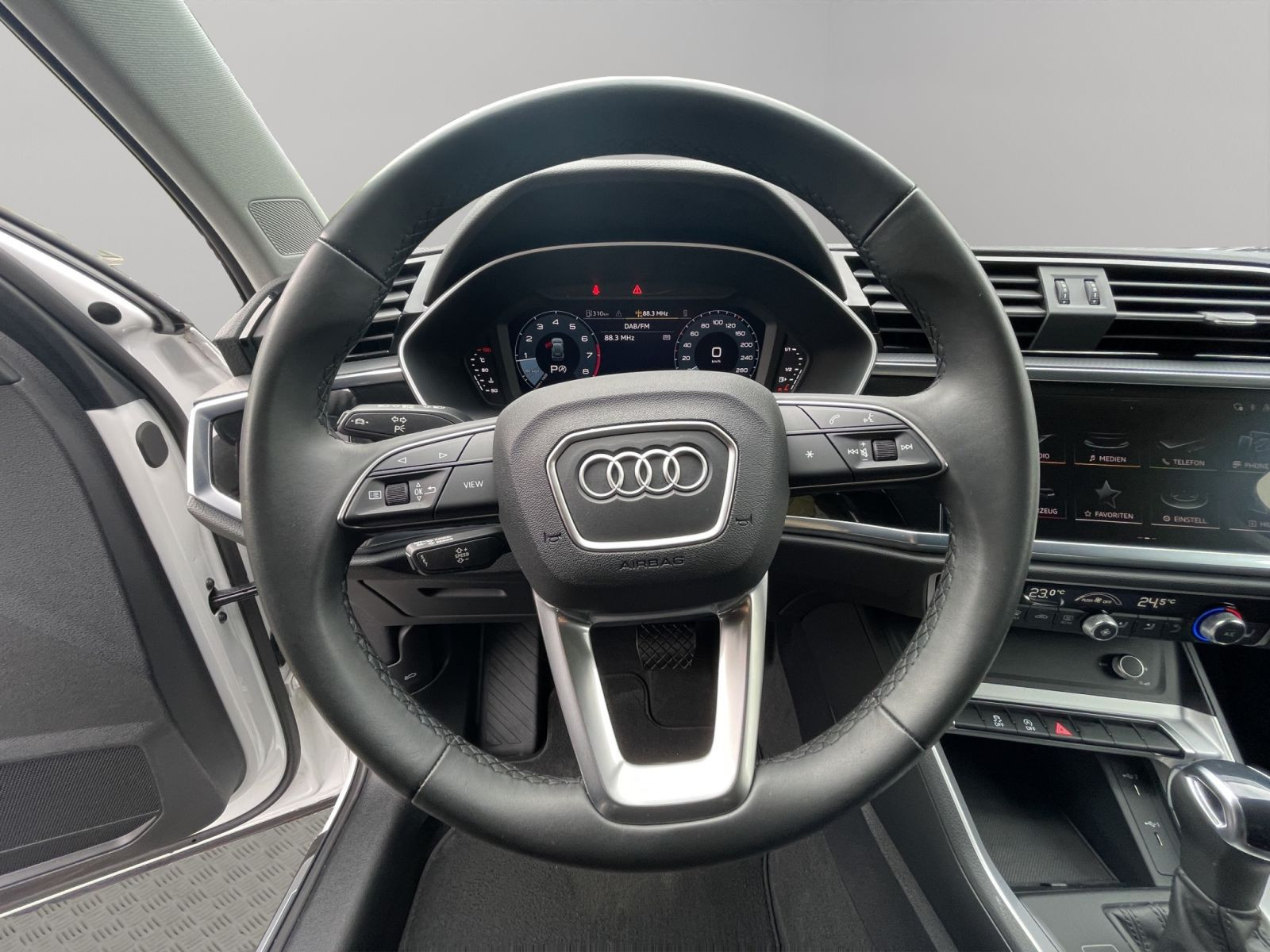 Audi - Q3_12