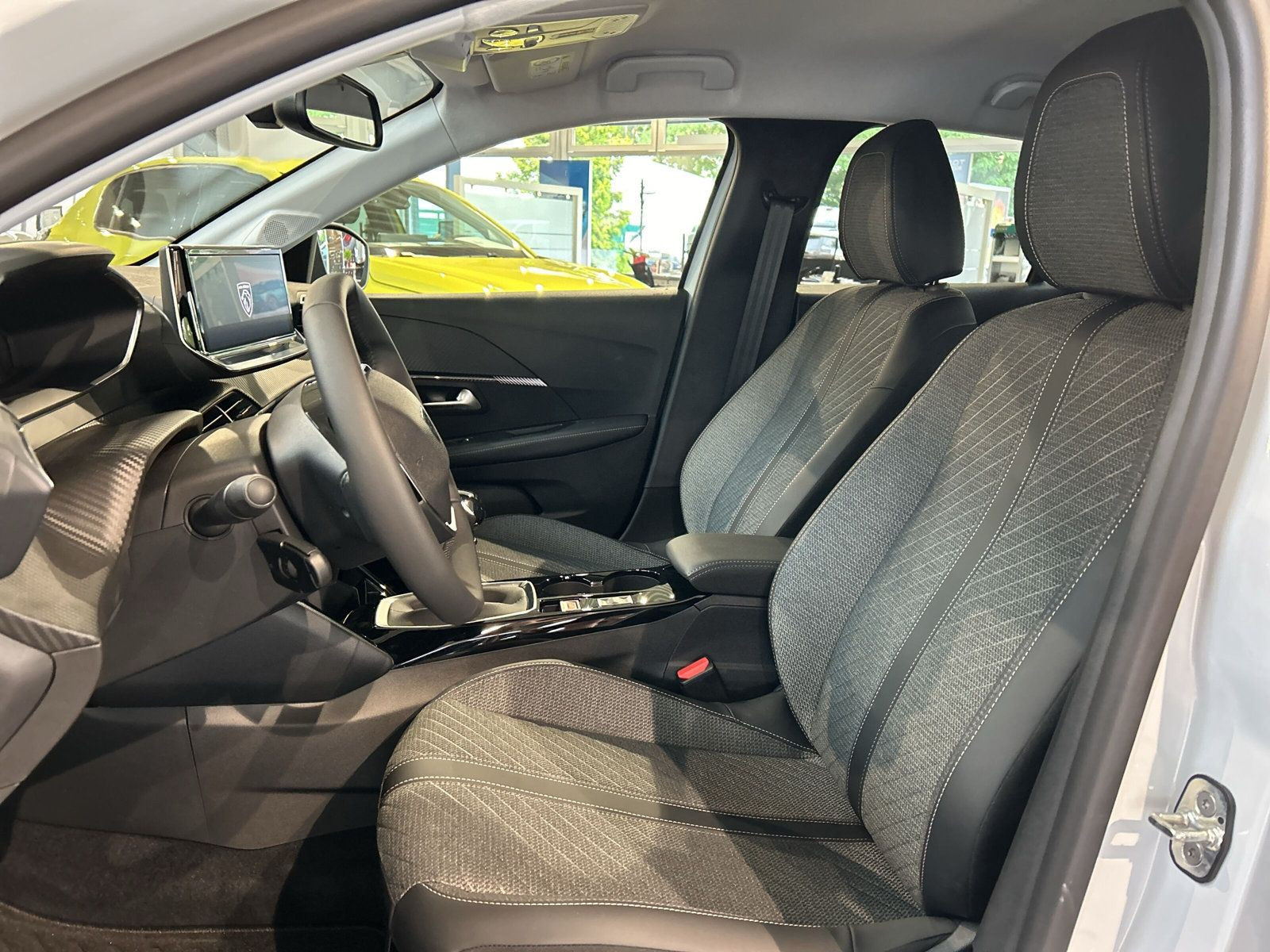 Peugeot - 208_6