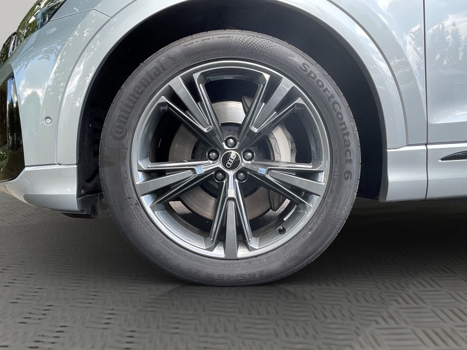 Audi - Q8_21