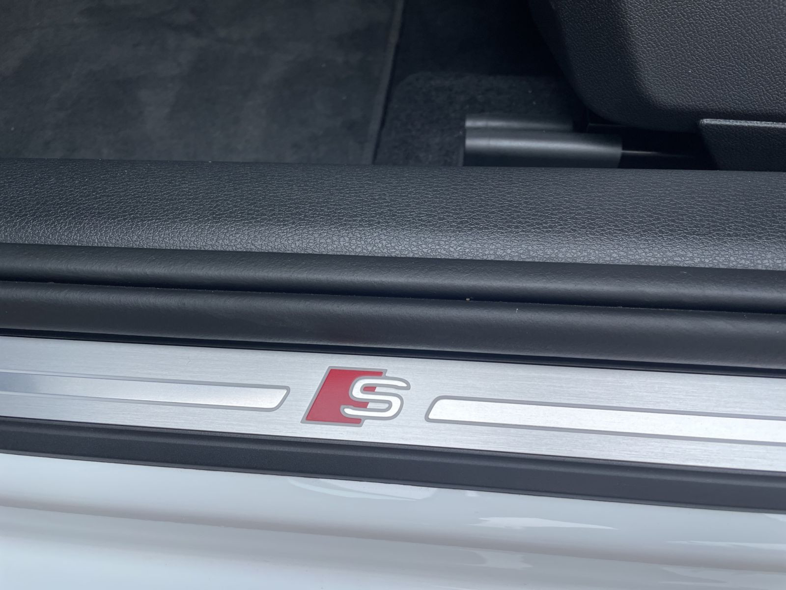 Audi - Q2_23