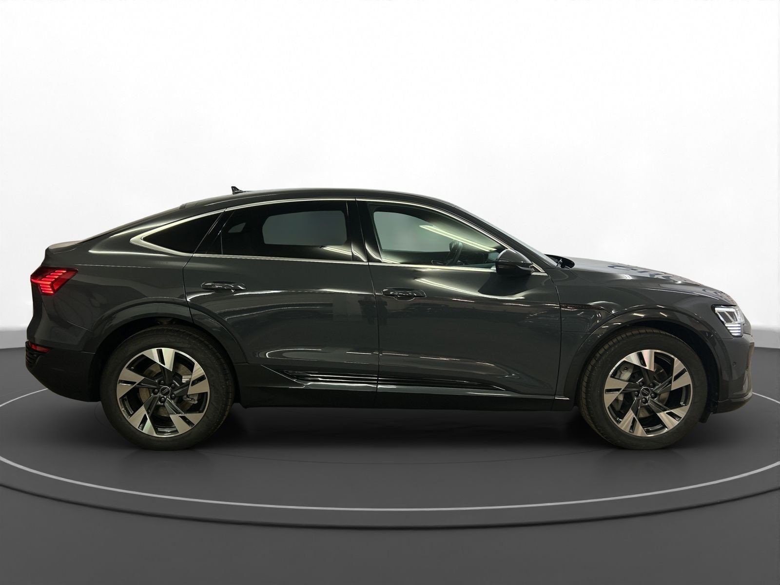 Audi - Q8 Sportback e-tron_5