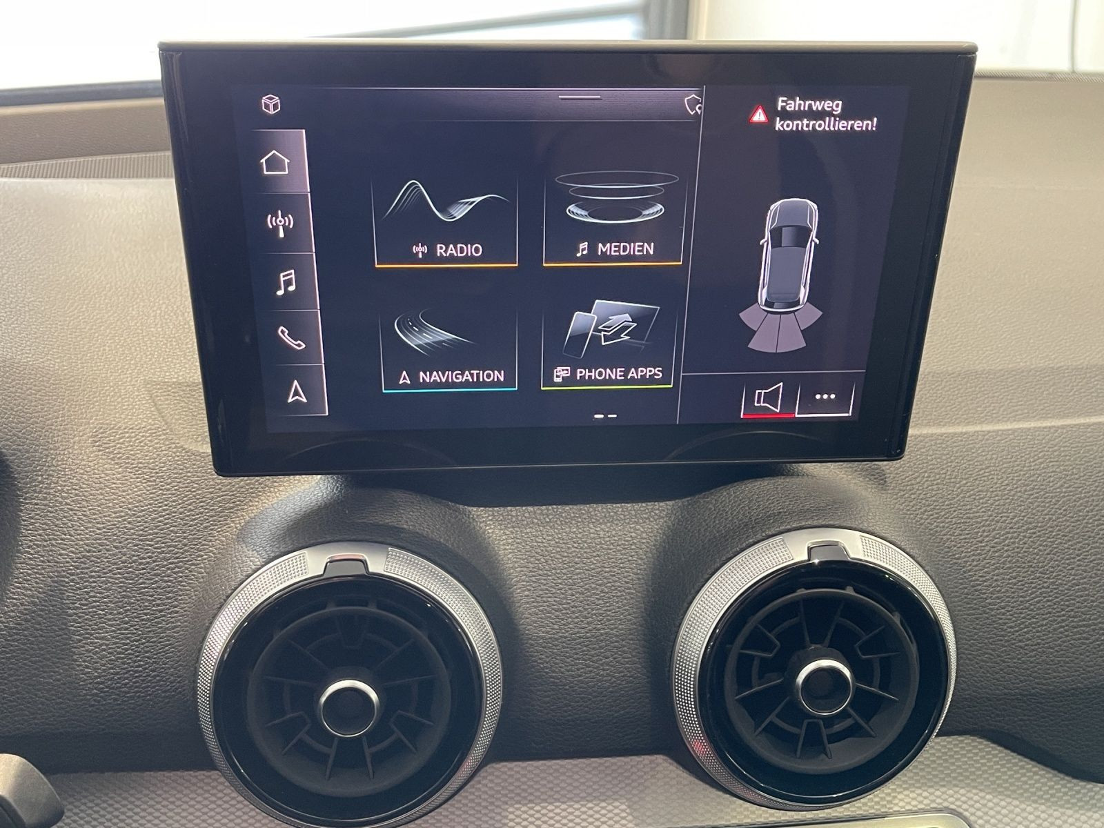 Audi - Q2_25