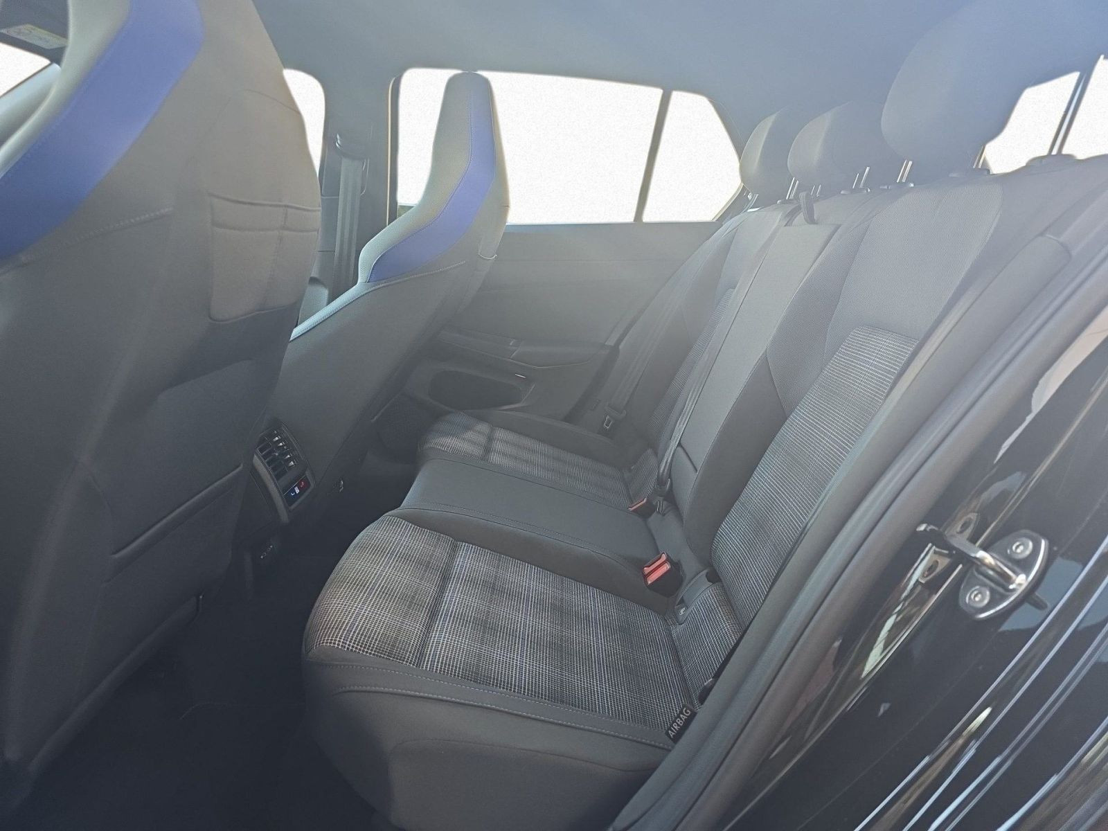 Volkswagen - Golf_13