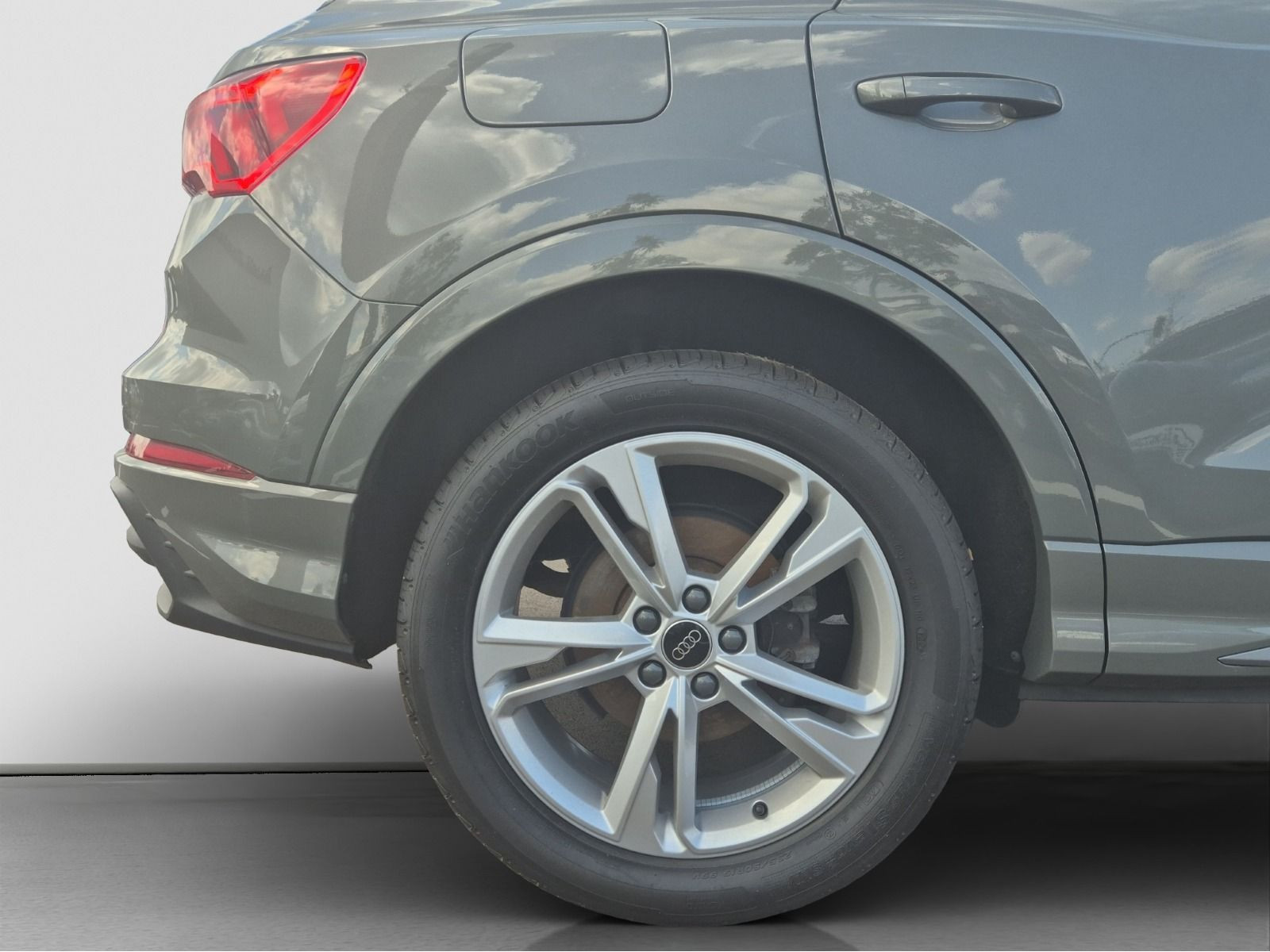 Audi - Q3_23