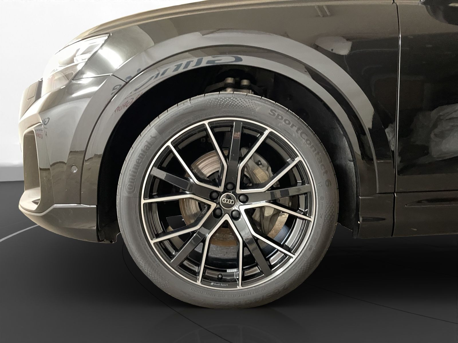 Audi - Q8_13