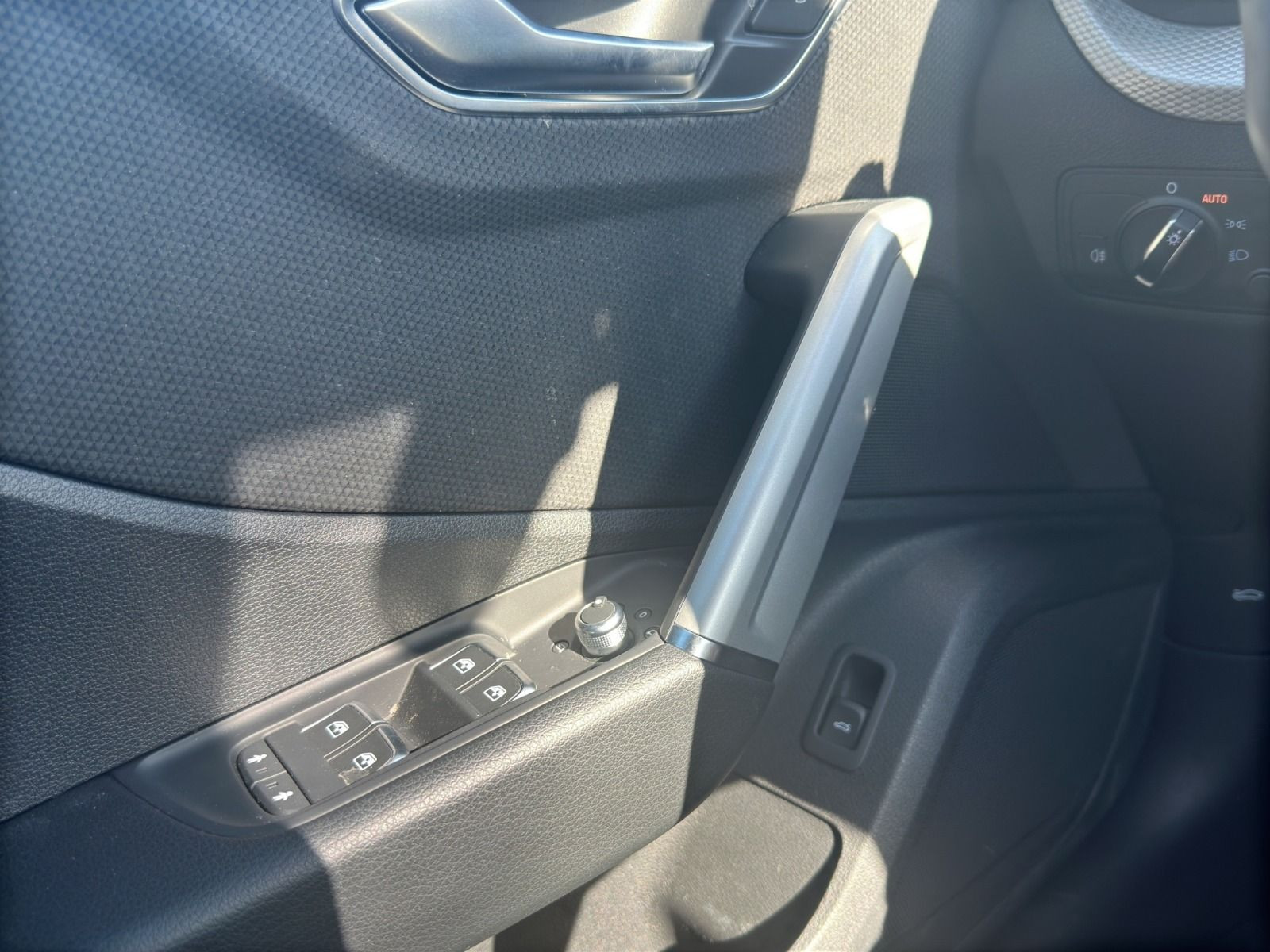 Audi - Q2_11