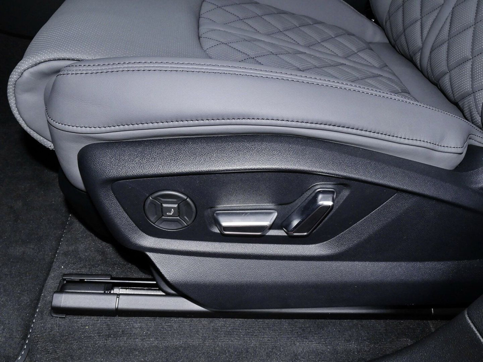 Audi - SQ8_15
