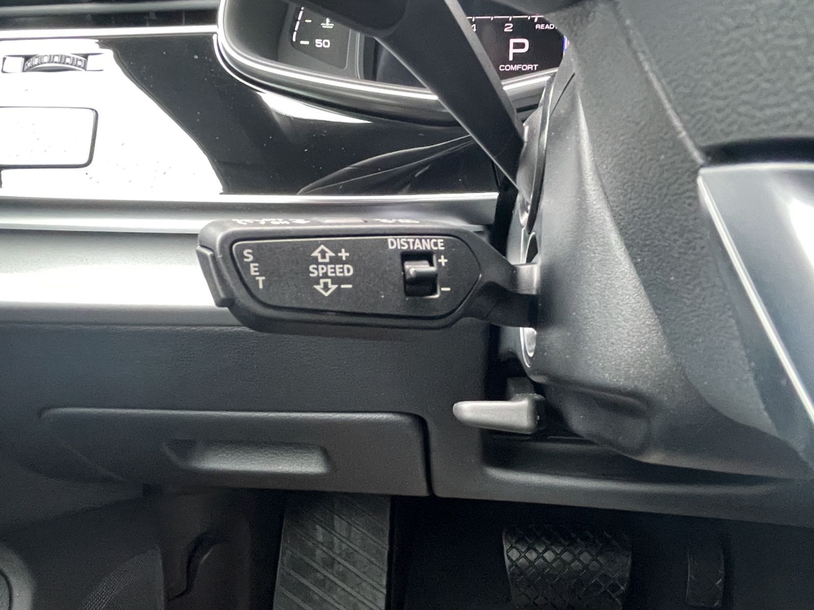 Audi - Q8_25