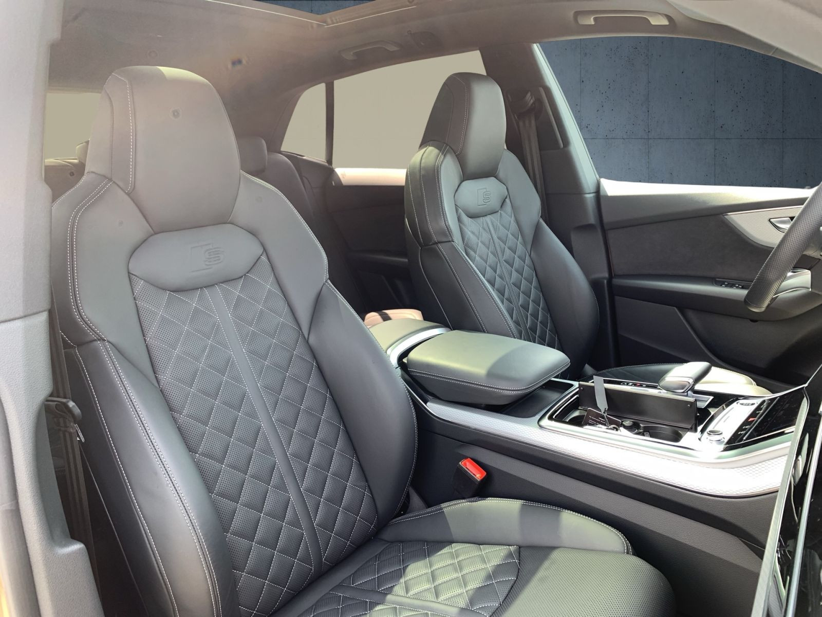 Audi - Q8_16
