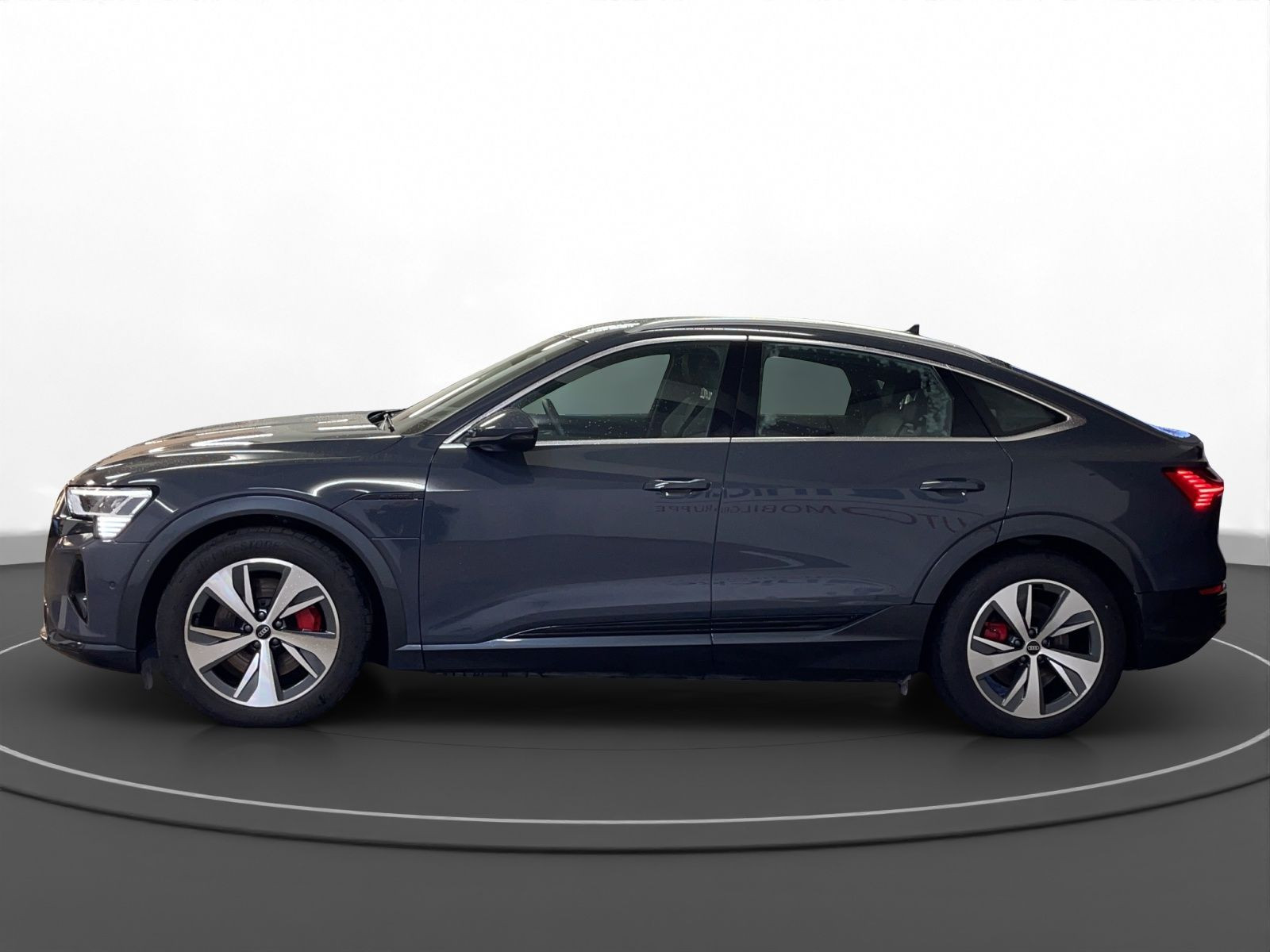 Audi - Q8 Sportback e-tron_5