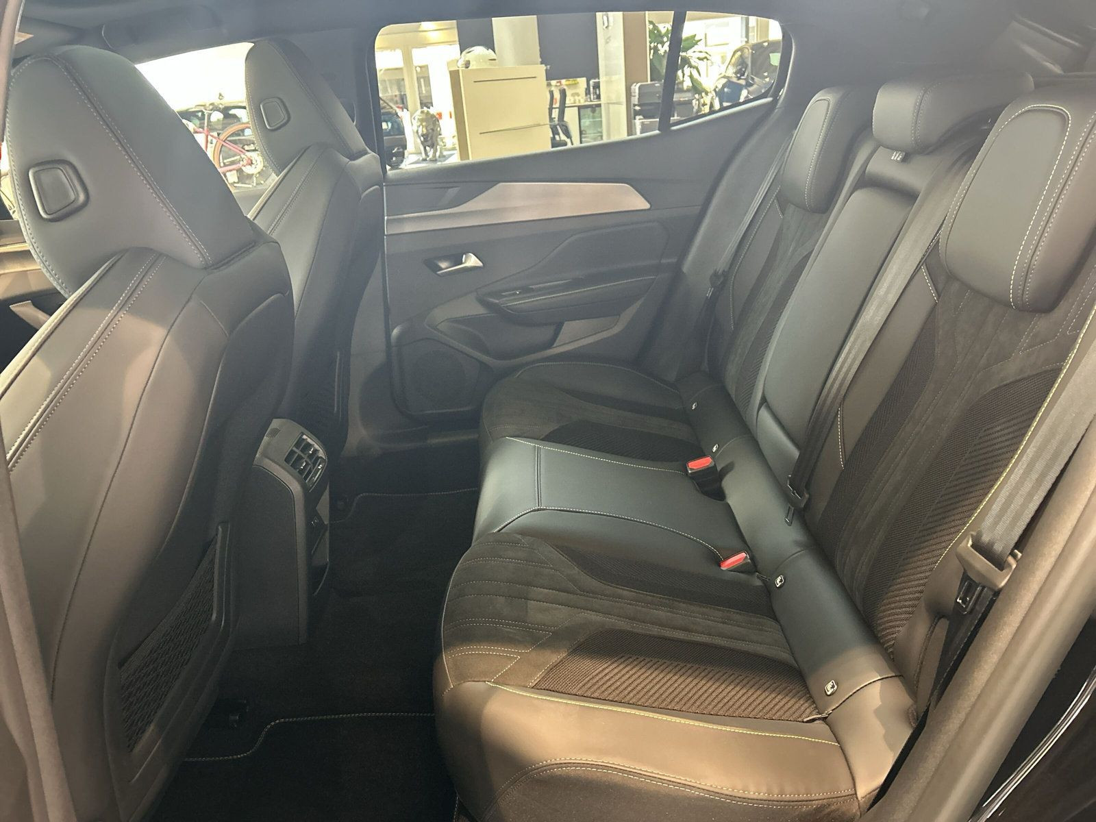 Peugeot - 408_10