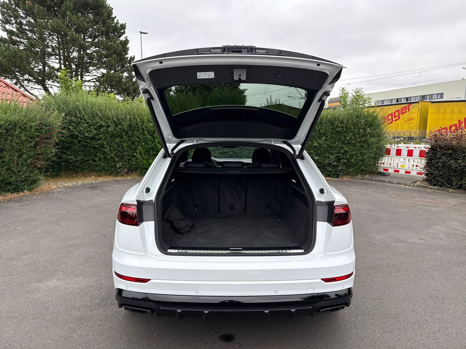 Audi - Q8_15
