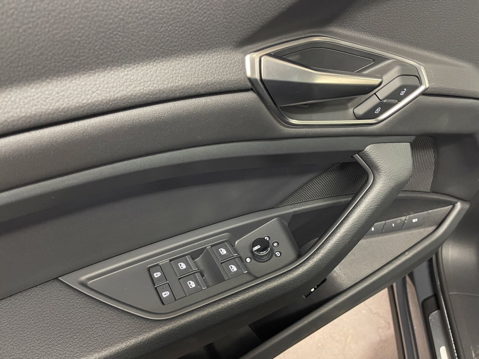 Audi - Q8 e-tron_10