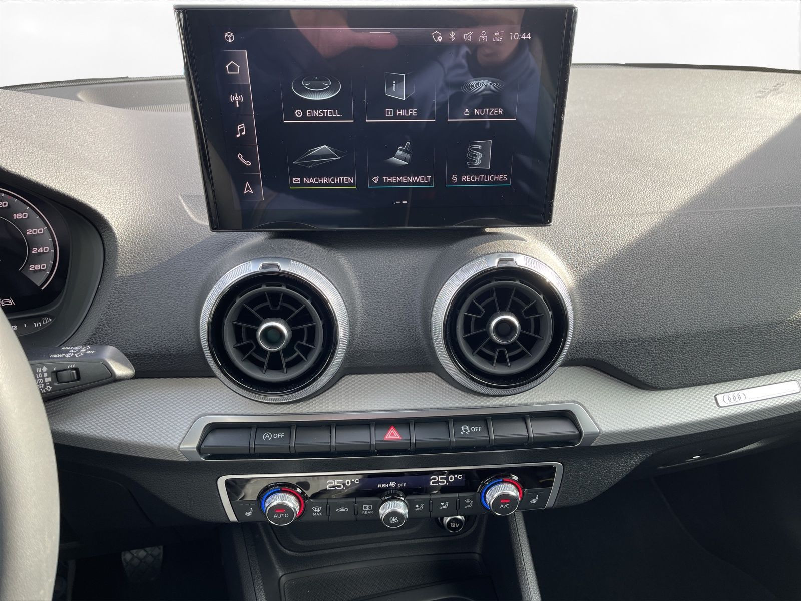 Audi - Q2_10