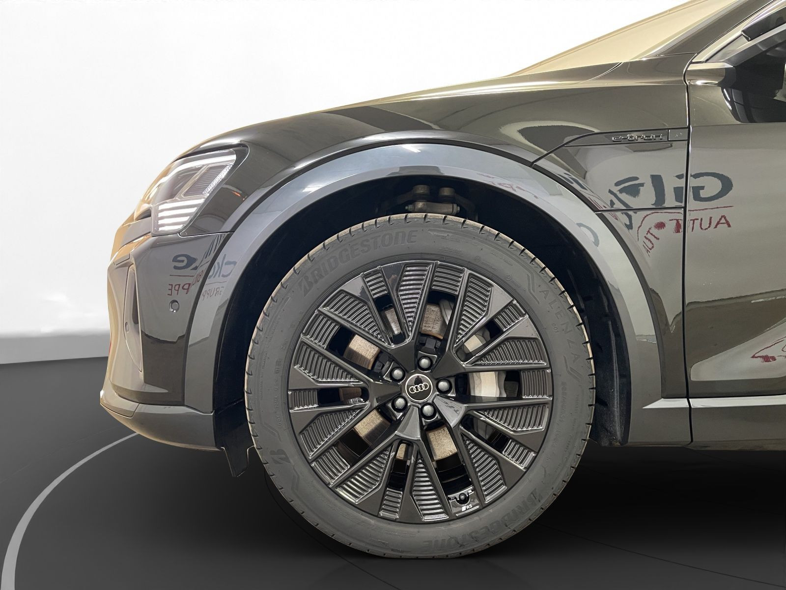 Audi - Q8 e-tron_13