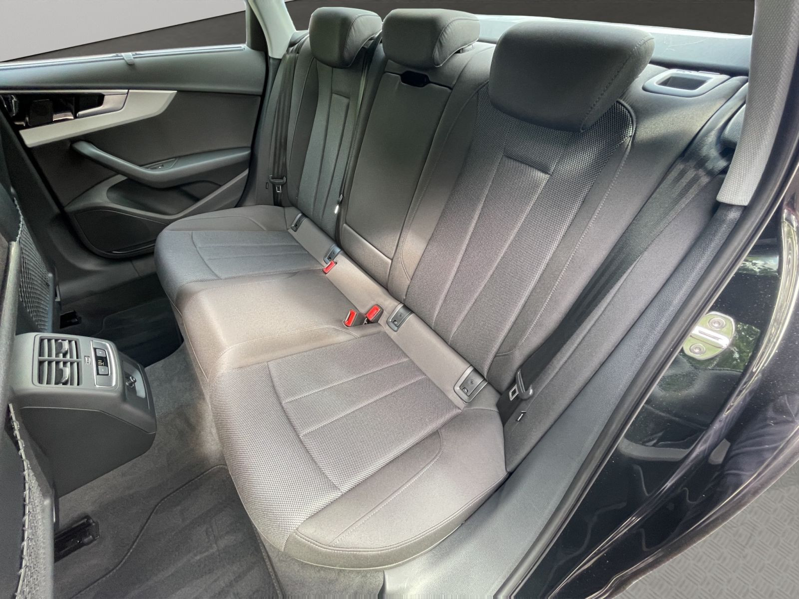 Audi - A4 Limousine_16