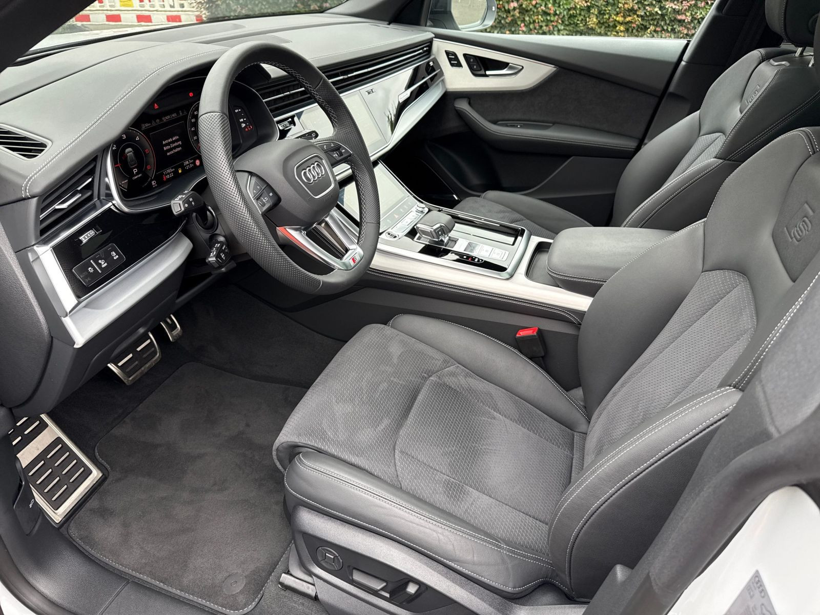 Audi - Q8_10
