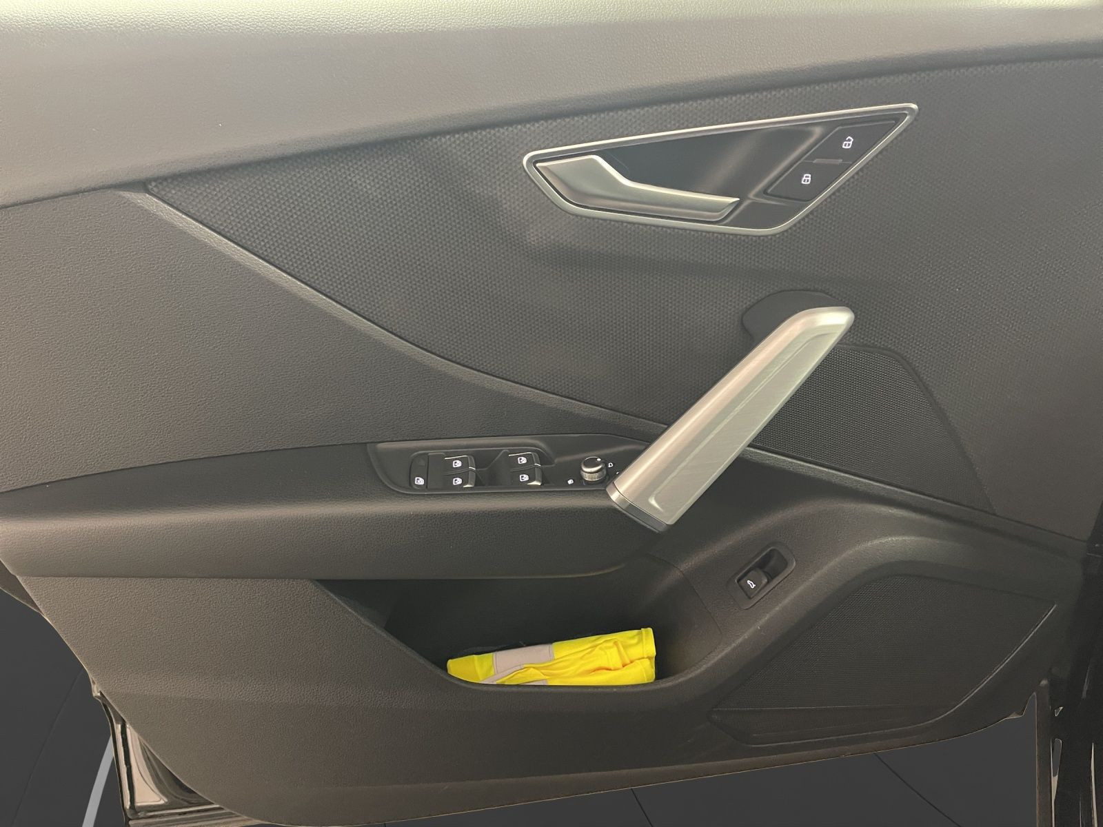Audi - Q2_12
