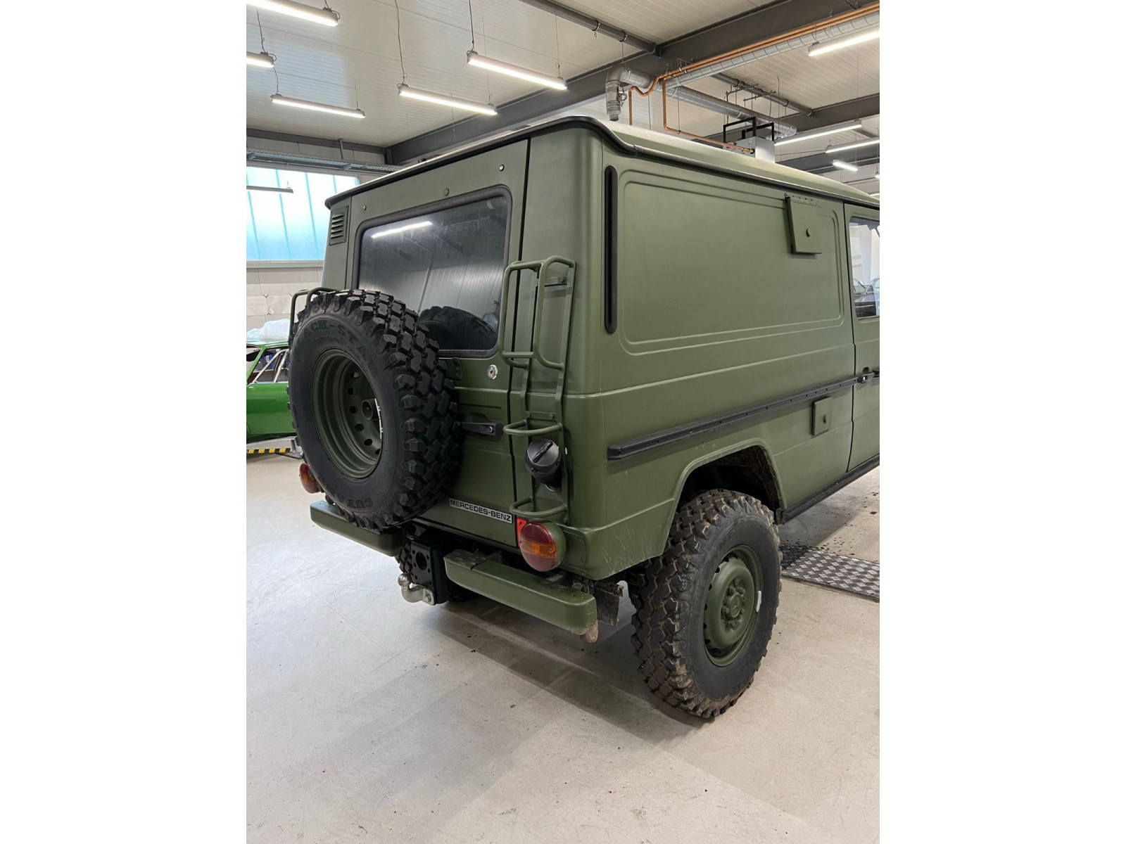Mercedes-Benz - 240_21