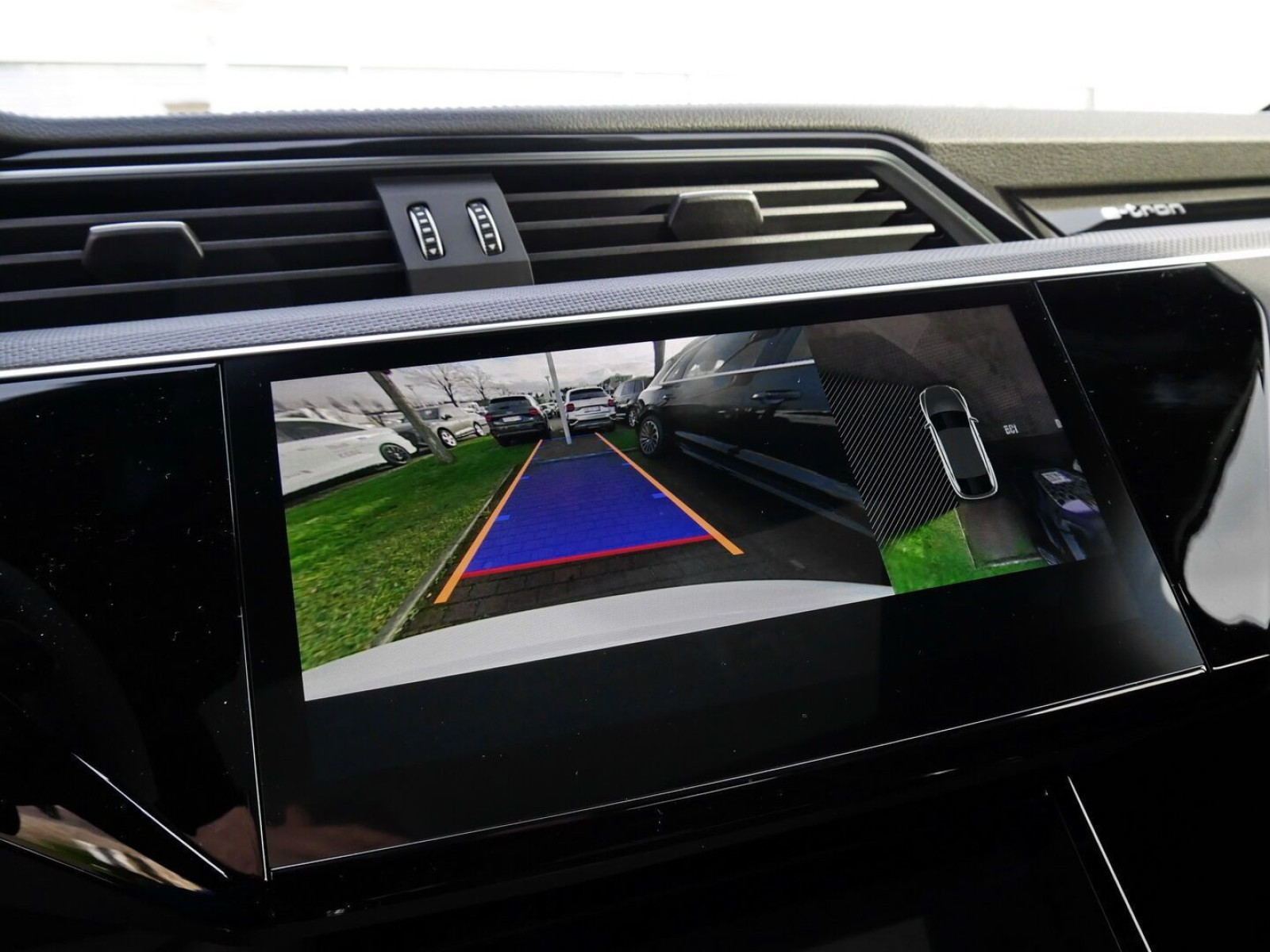 Audi - Q8 e-tron_14