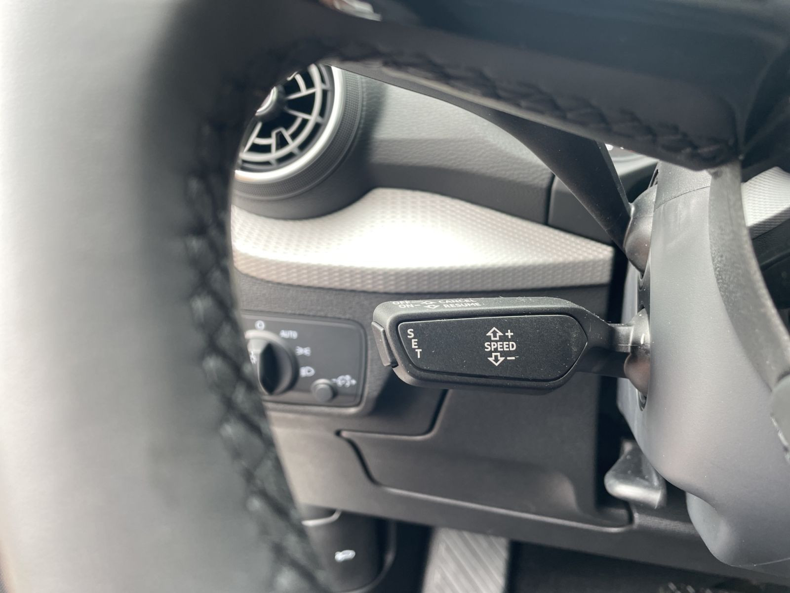 Audi - Q2_21