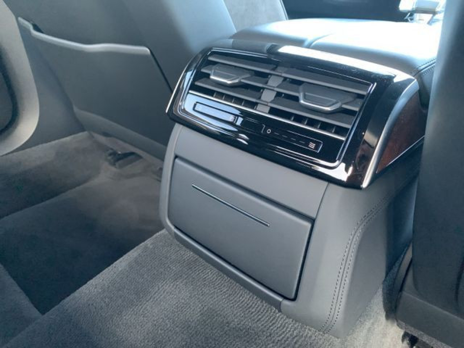 Audi - A8_21