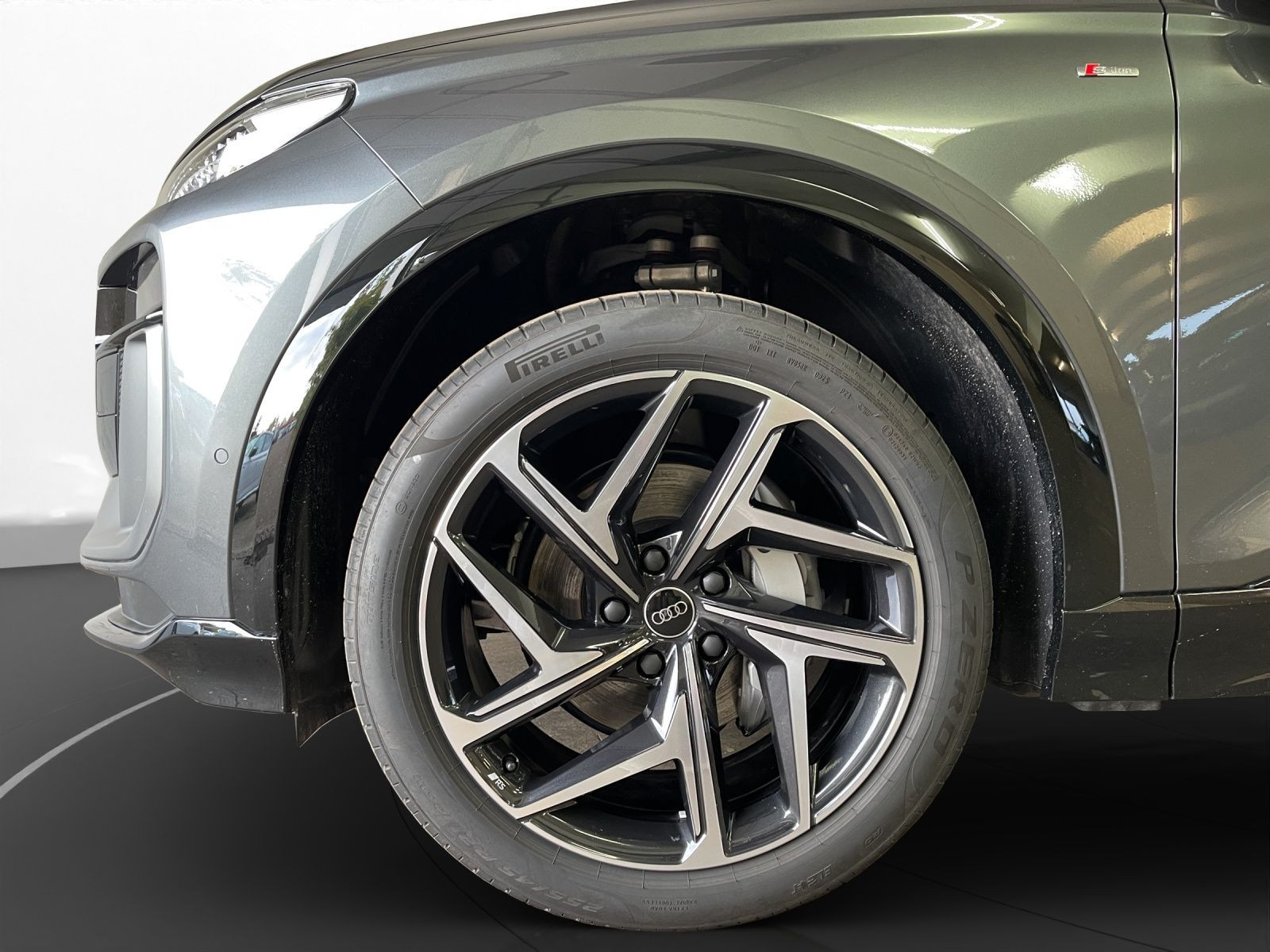 Audi - Q6 SUV e-tron_13