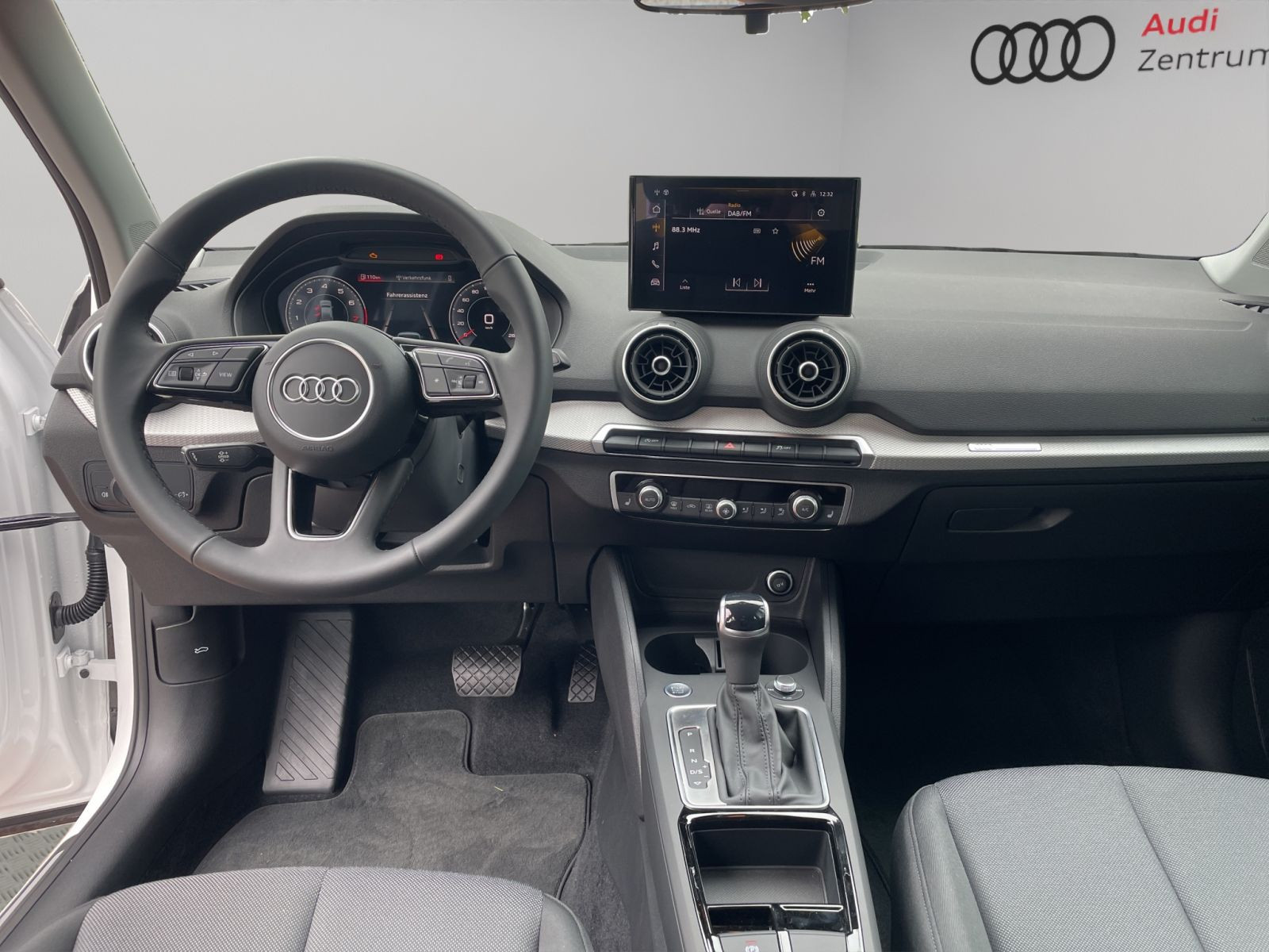Audi - Q2_15
