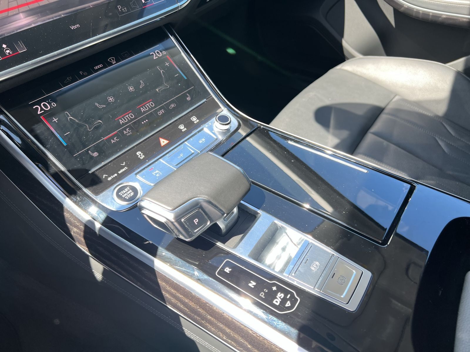 Audi - A8_22
