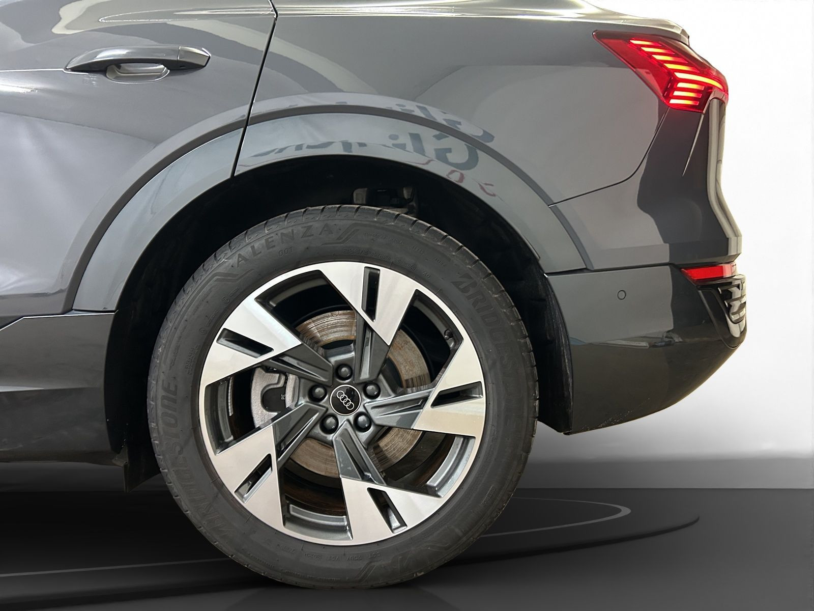 Audi - Q8 Sportback e-tron_12