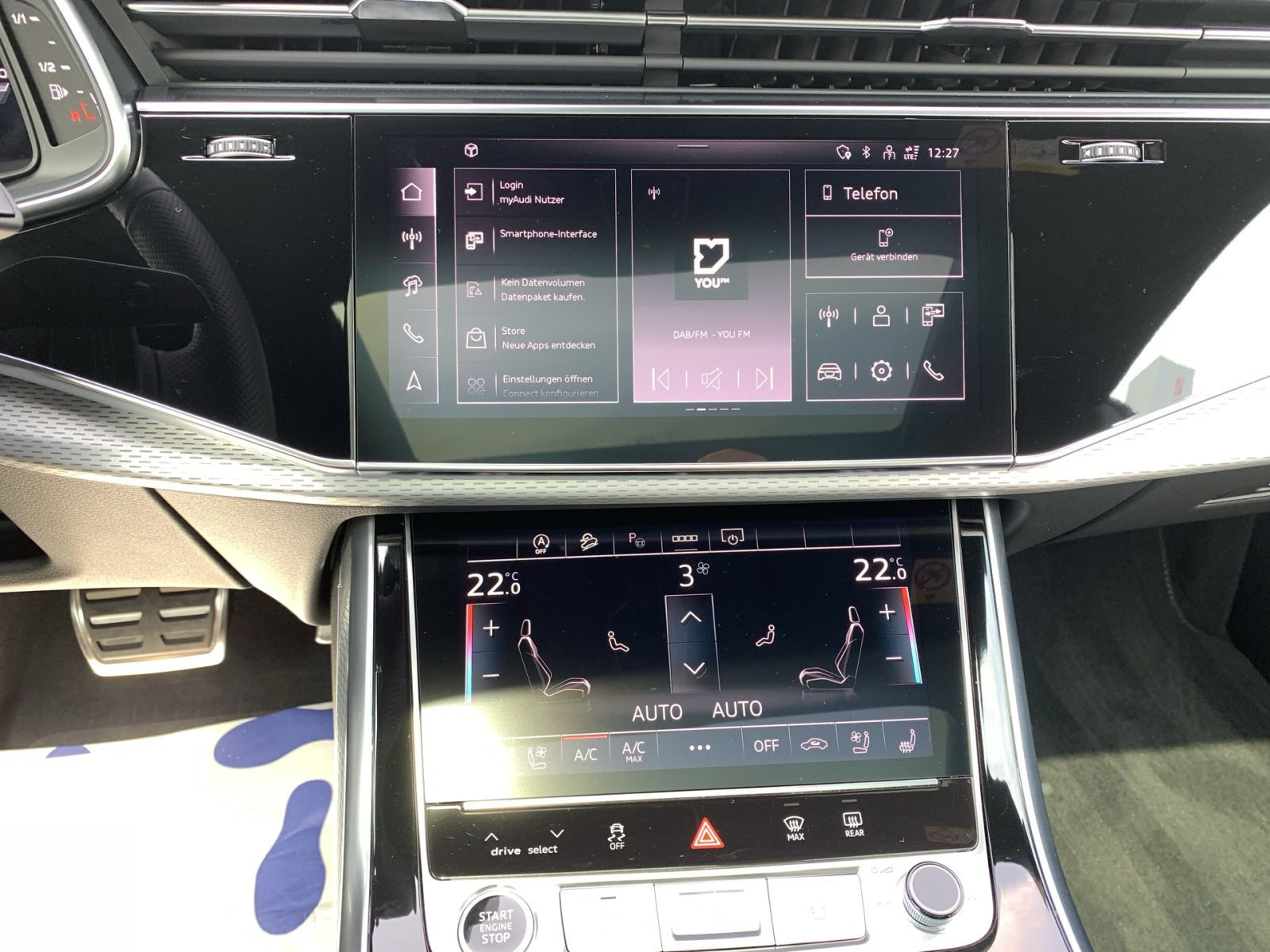 Audi - Q8_26