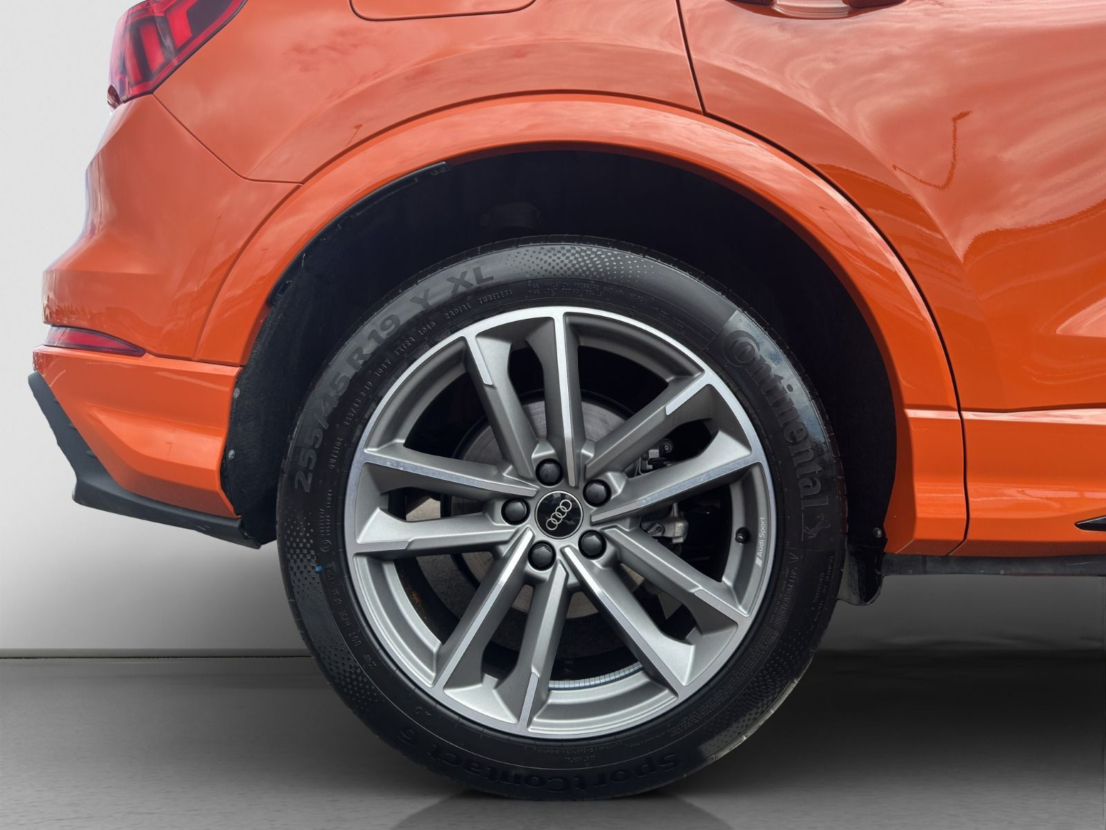 Audi - Q3_17