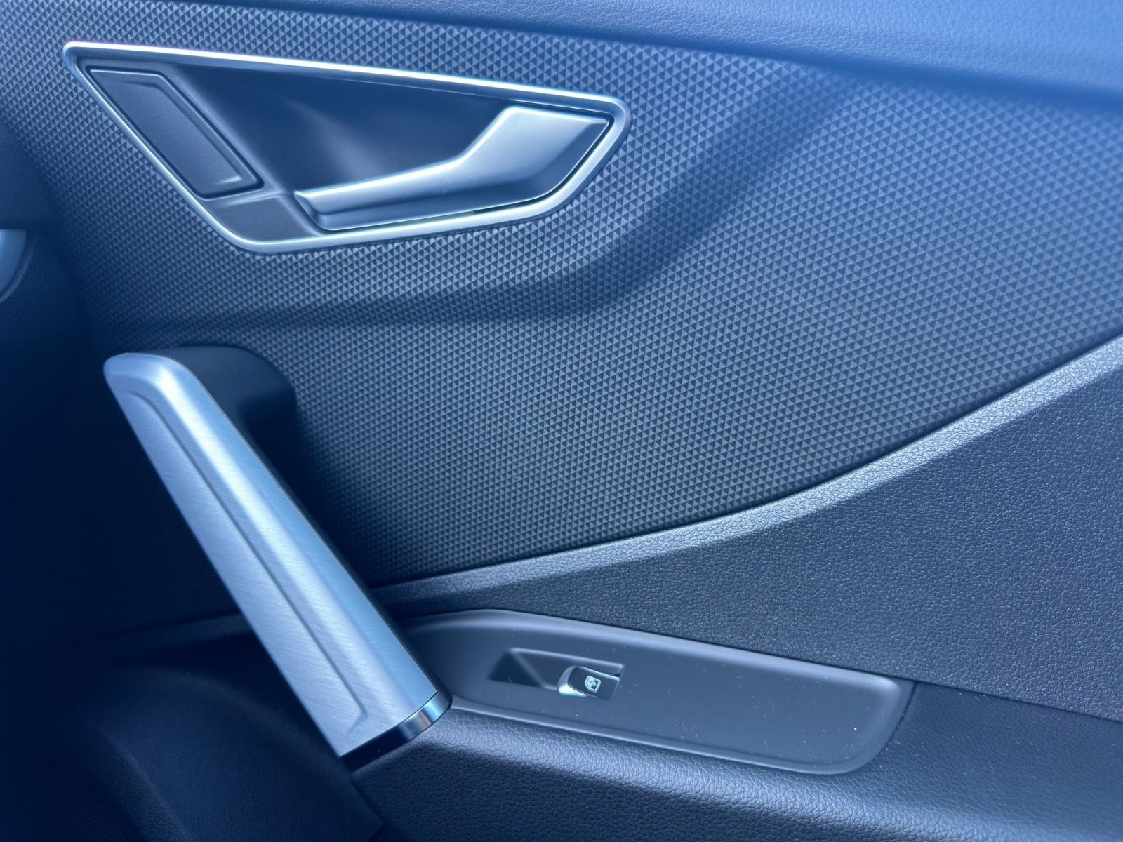 Audi - Q2_19