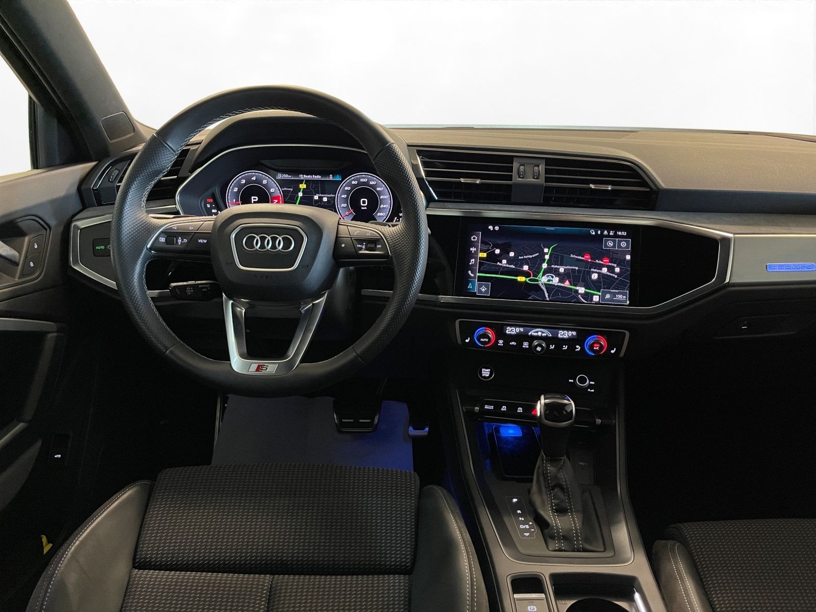 Audi - Q3_22
