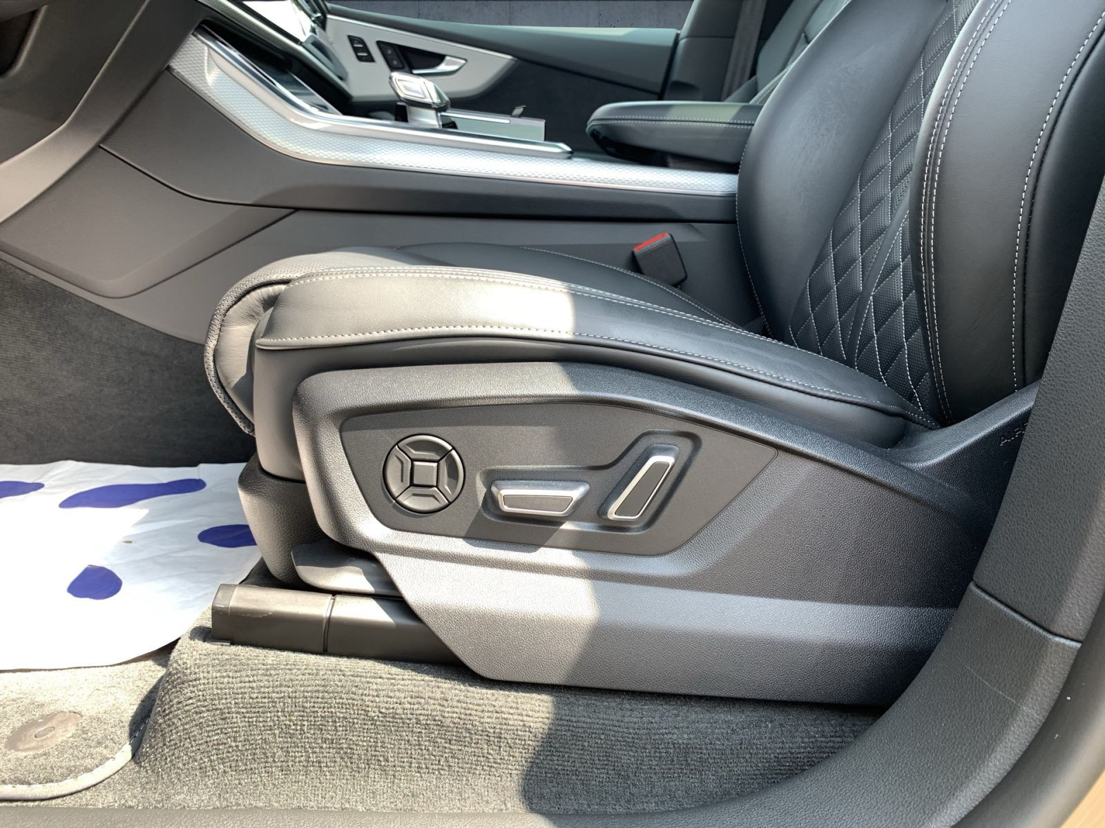 Audi - Q8_29