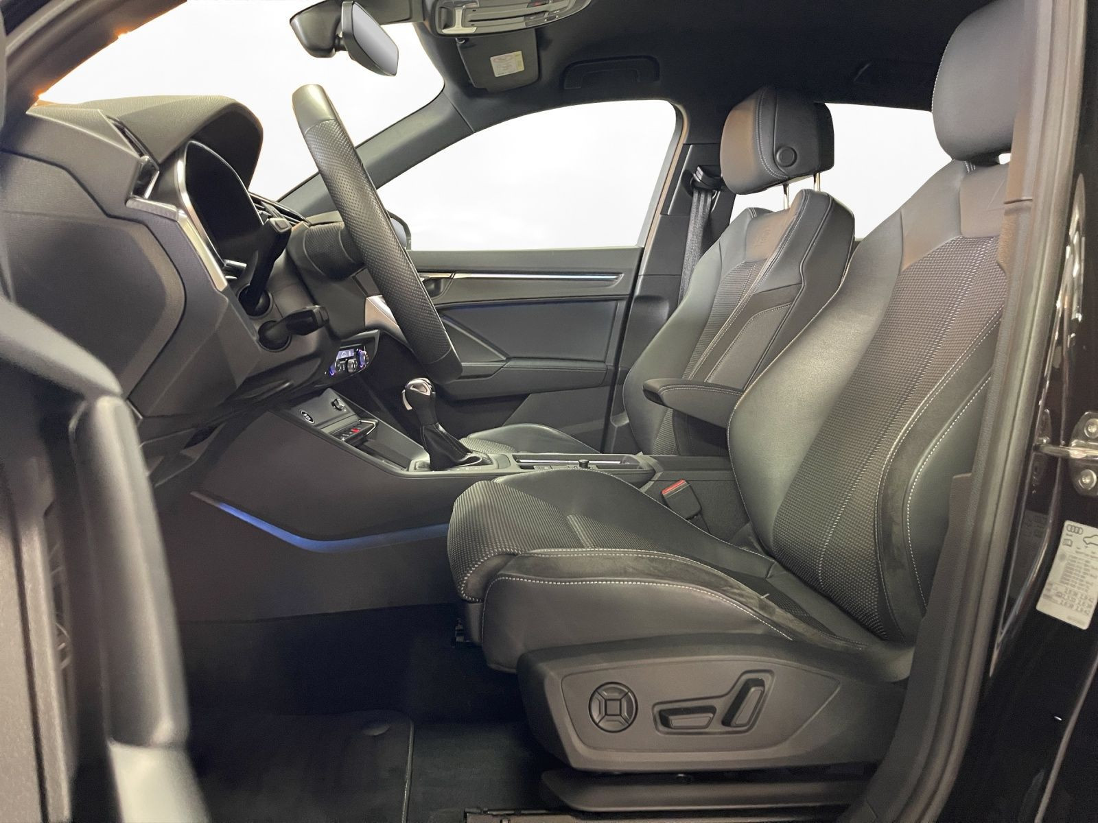 Audi - Q3_16