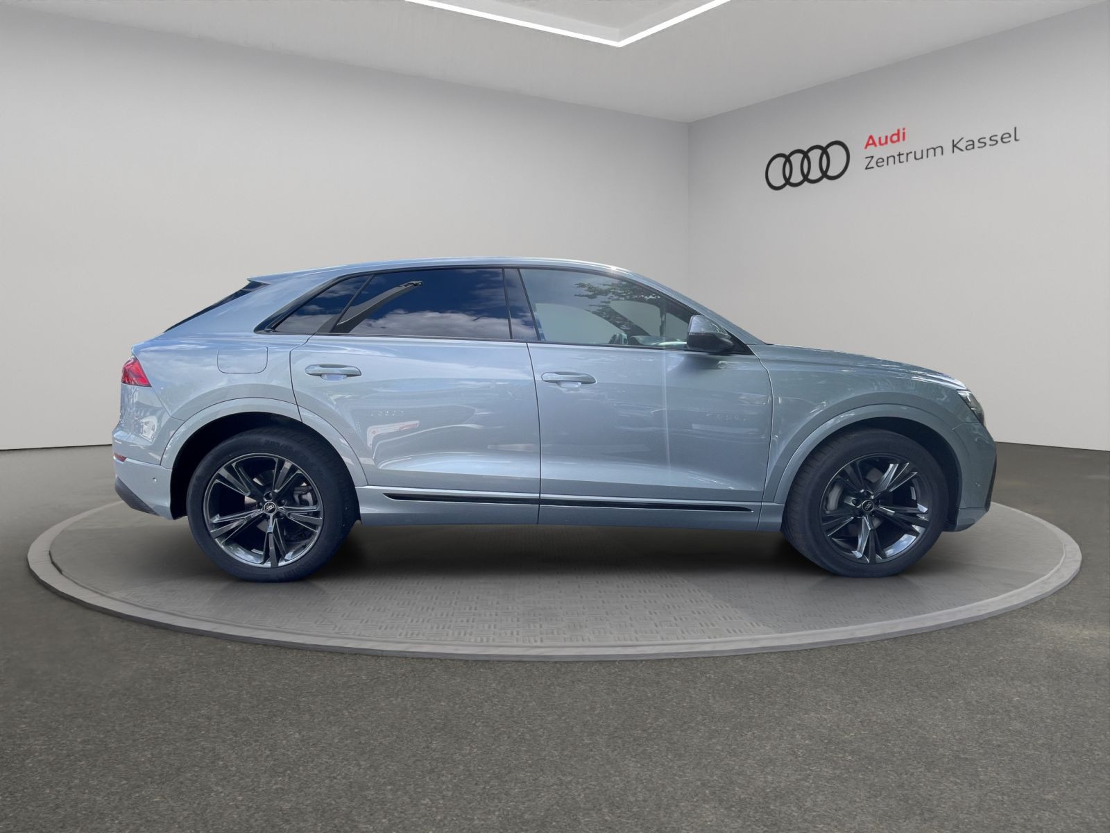 Audi - Q8_8