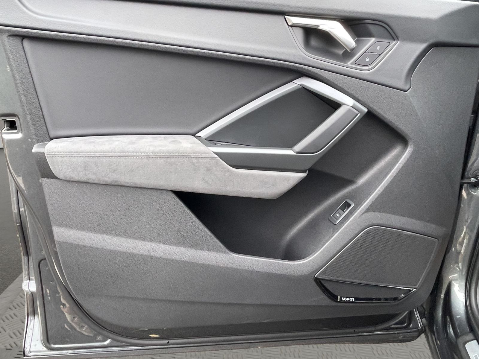 Audi - Q3_16