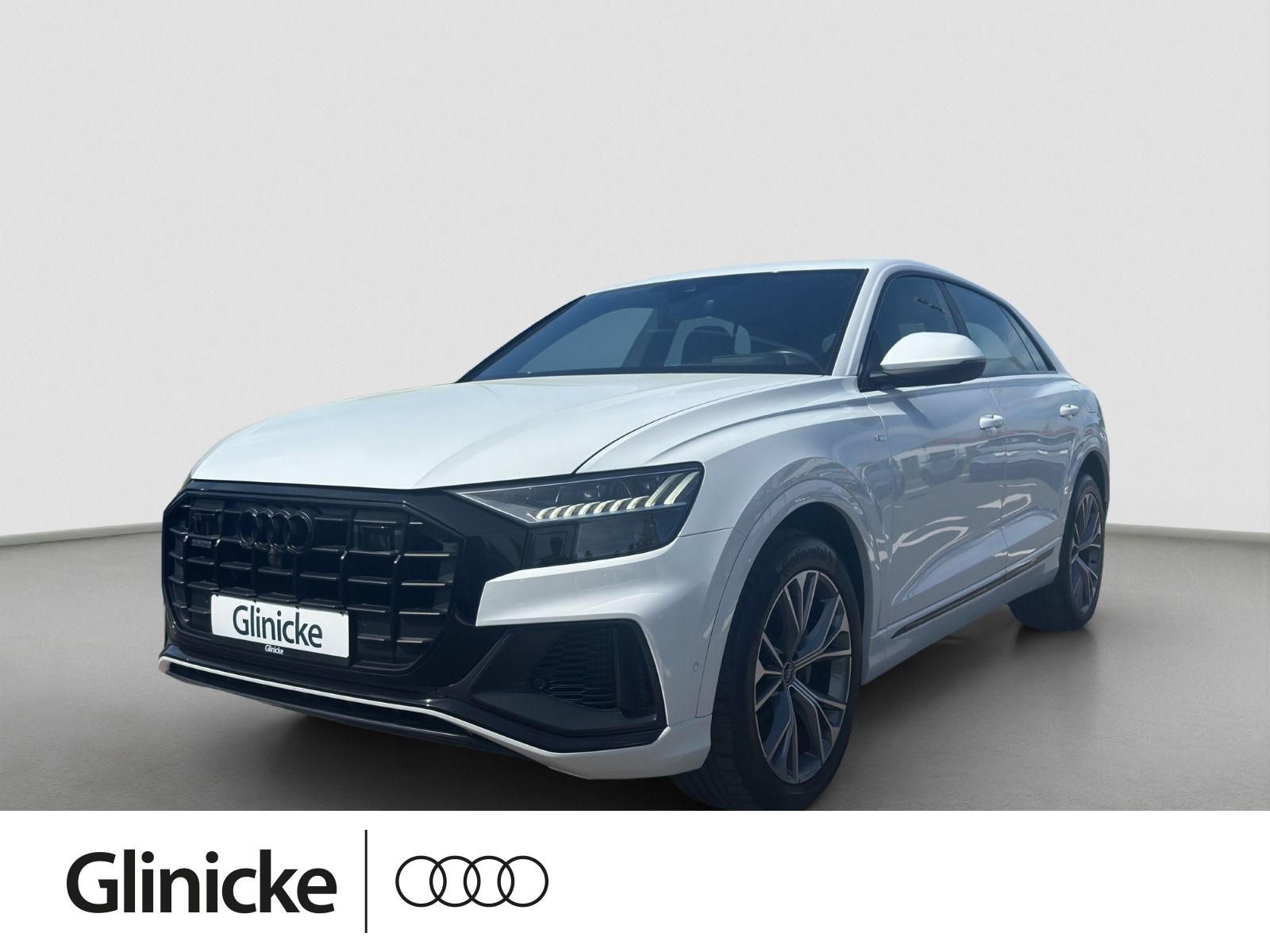 Audi - Q8_1