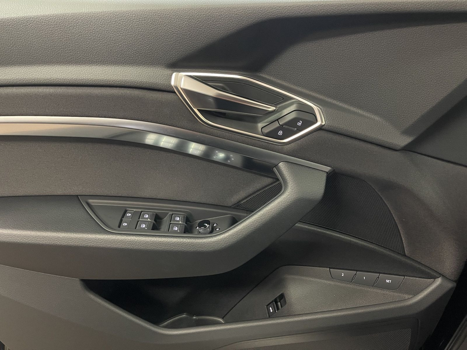 Audi - Q8 e-tron_12
