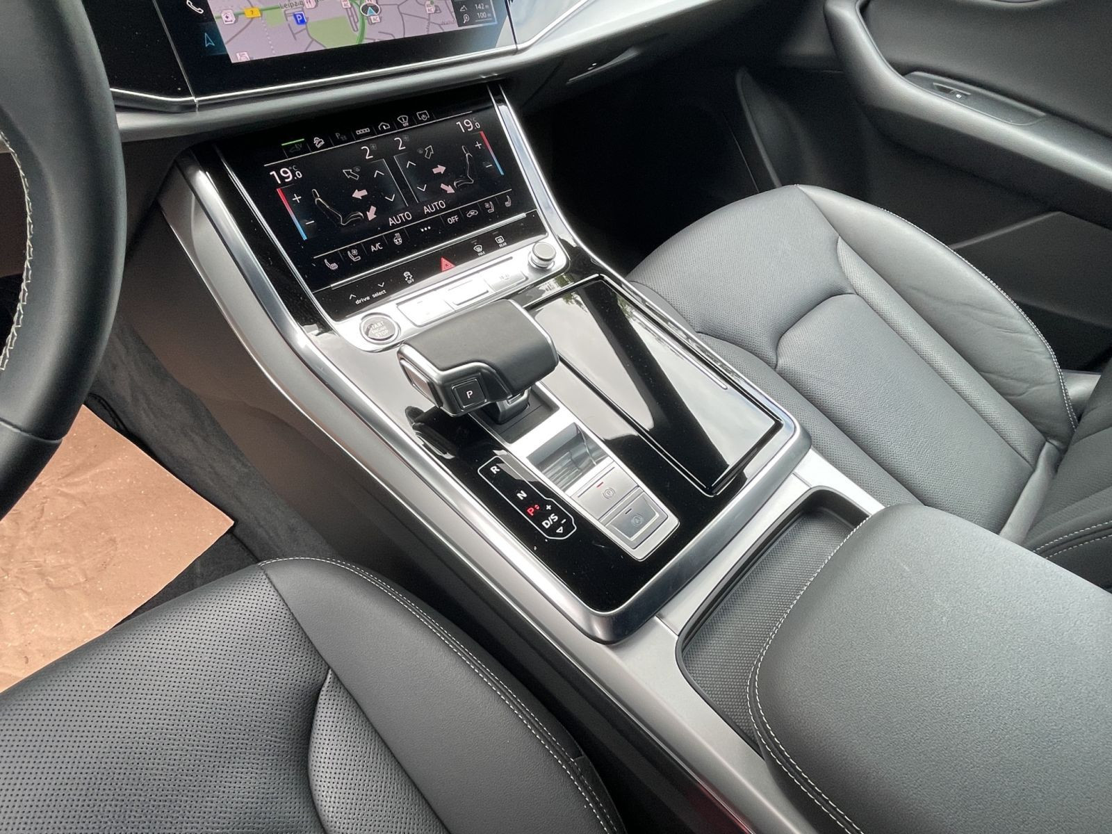 Audi - Q8_15