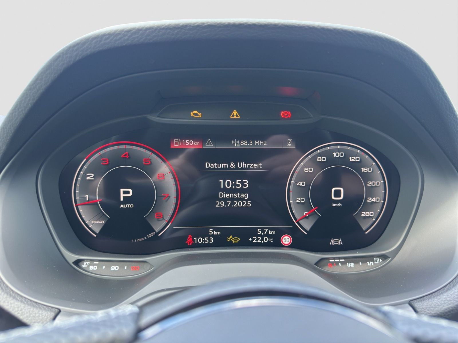 Audi - Q2_13