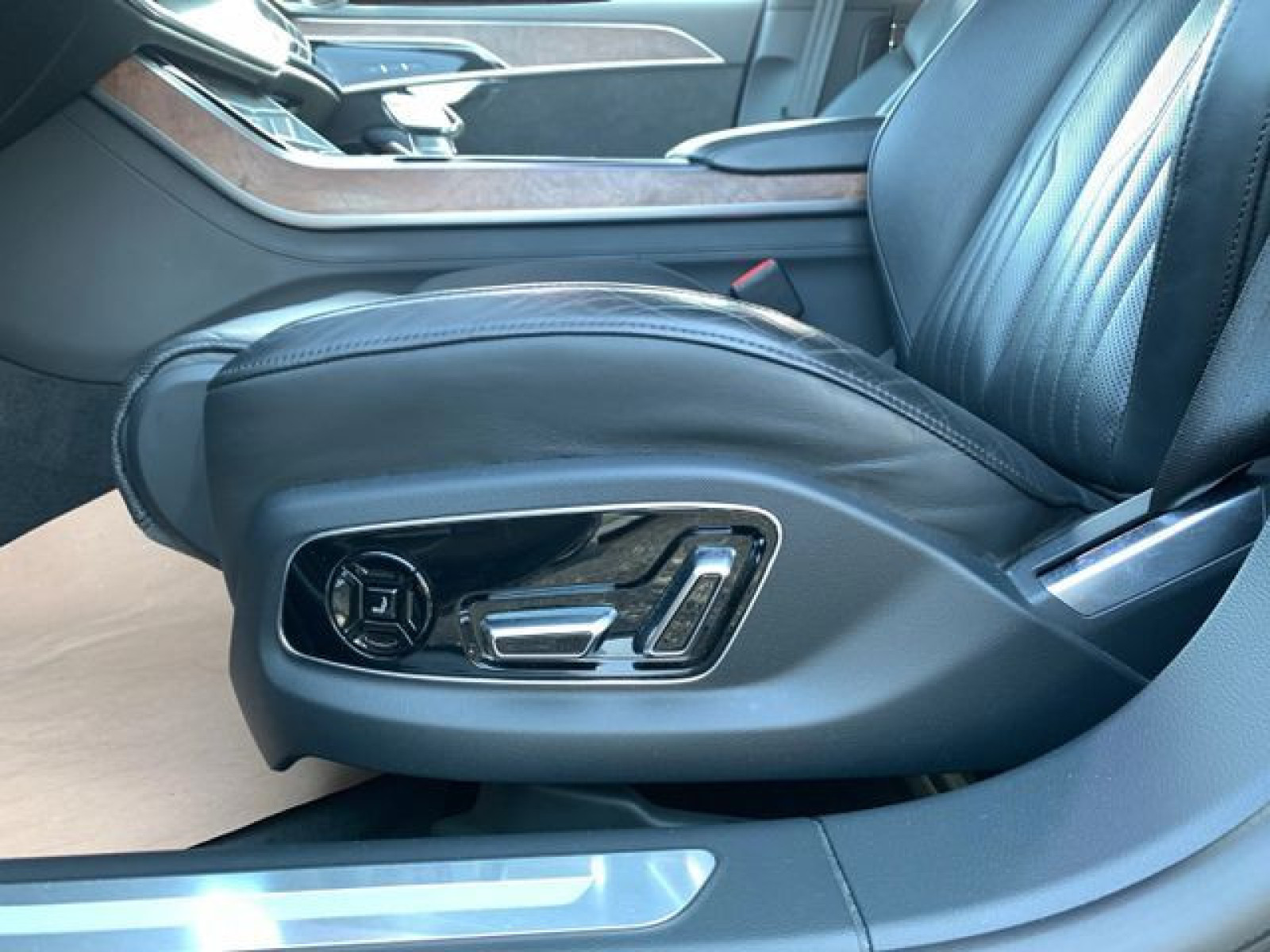 Audi - A8_31