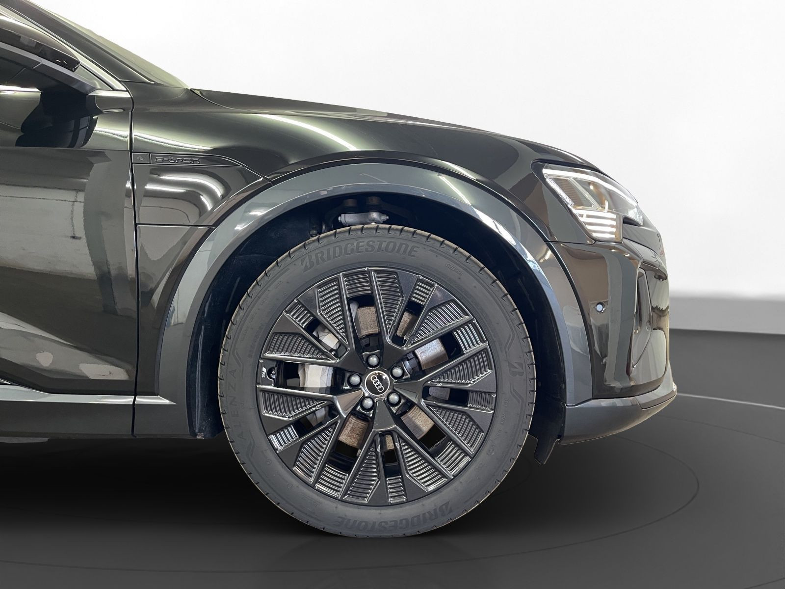Audi - Q8 e-tron_15