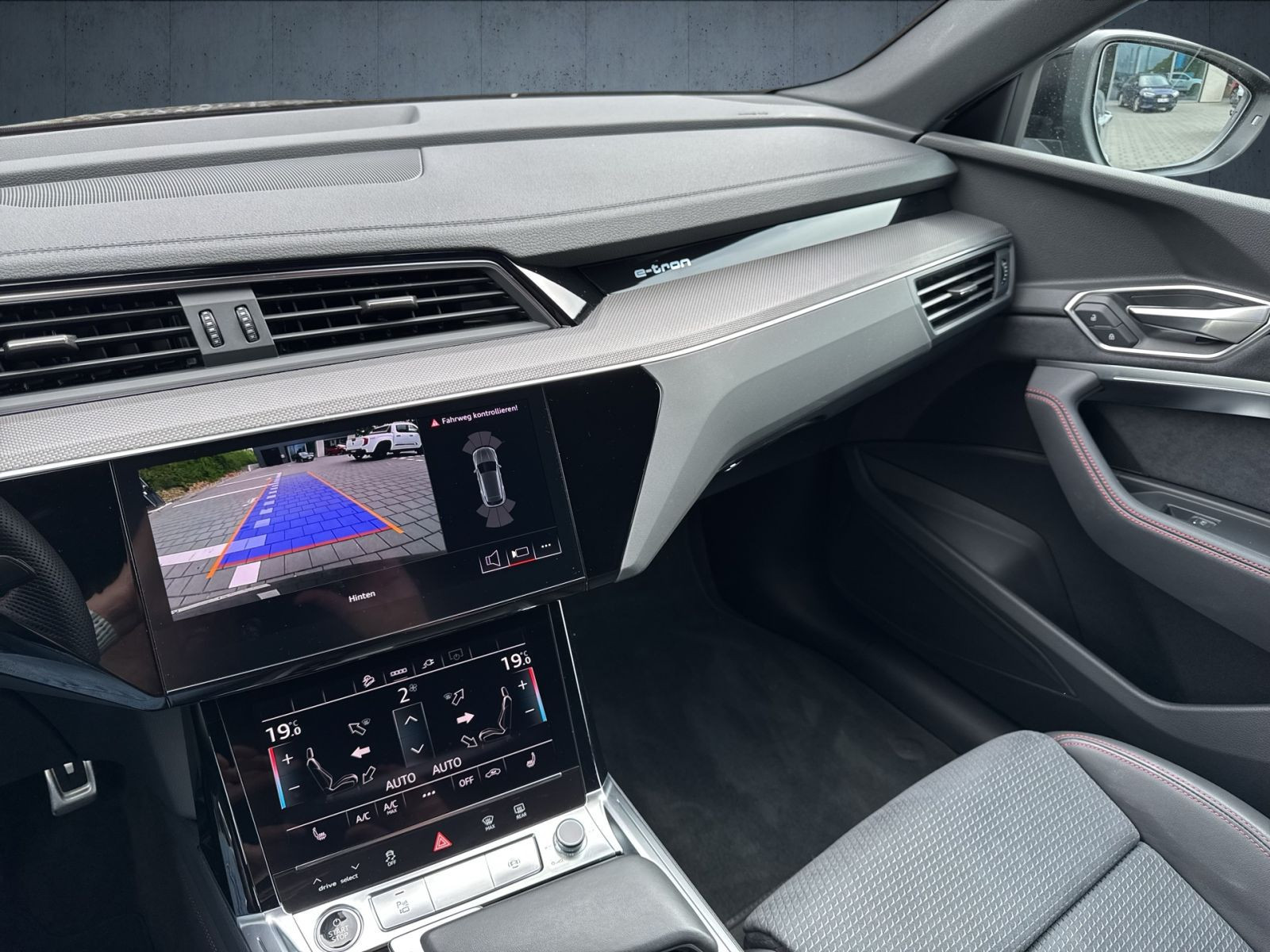 Audi - Q8 e-tron_27