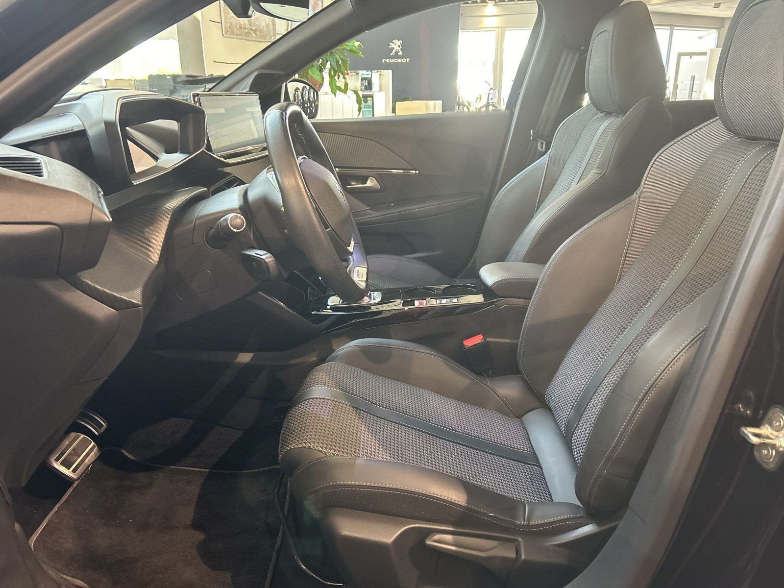 Peugeot - 208_5