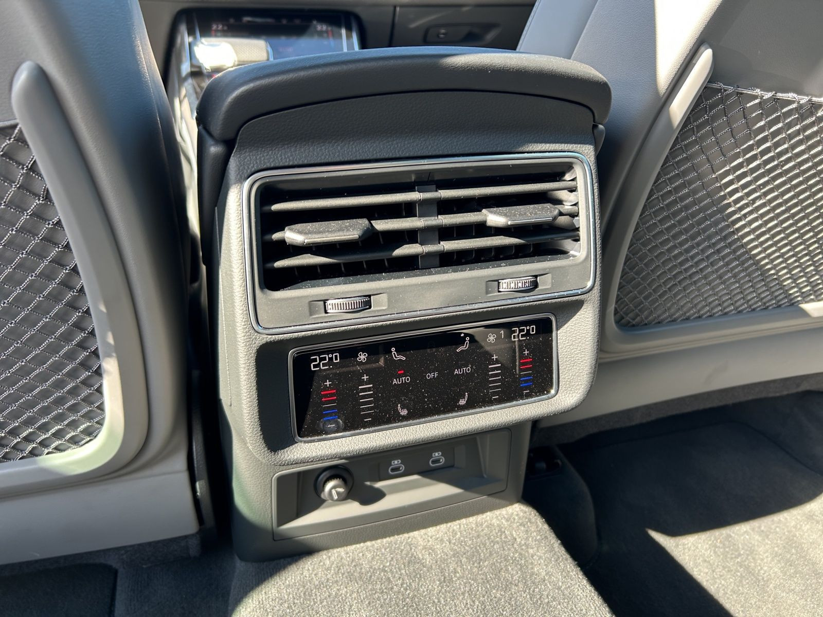 Audi - SQ8_15