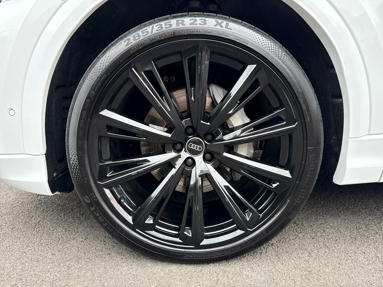 Audi - Q8_9